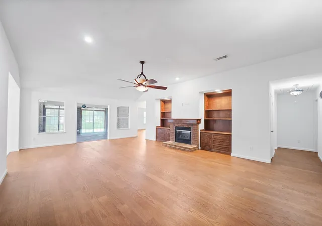 4th image of 2711 N Peach Hollow Cir, Pearland, TX 77584 | MLS# 87497587