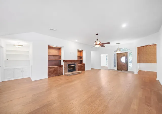 5th image of 2711 N Peach Hollow Cir, Pearland, TX 77584 | MLS# 87497587