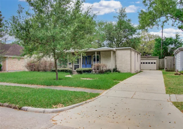 2nd image of 5507 Braesvalley Dr, Houston, TX 77096 | MLS# 70130887