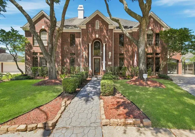 3rd image of 16 Fosters Ct, Sugar Land, TX 77479 | MLS# 64822378