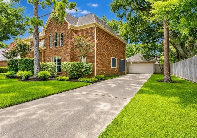 Photo 2 of Single family home for sale at 2031 Hillside Oak Ln, Houston, TX 77062 | MLS# 63946863 | Listing updated on 2026-07-31