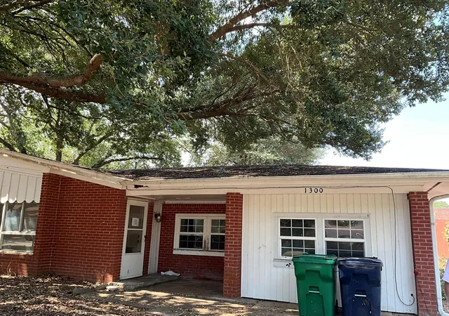 Photo 1 of Single family home for sale at 1300 Tom Dee St, Brenham, TX 77833 | MLS# 14569577 | Listing updated on 2026-08-30