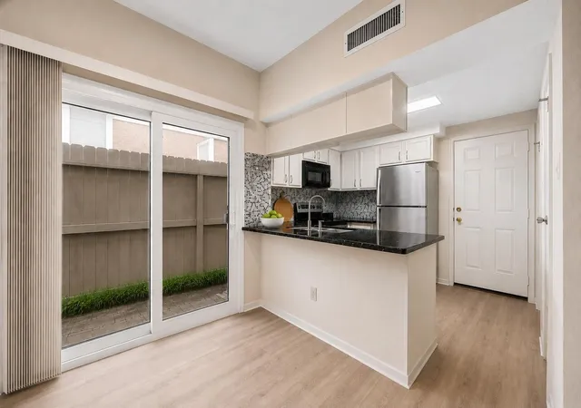 Photo 3 of Townhouse for sale at 1829 Augusta Dr #19, Houston, TX 77057 | MLS# 79824528 | Listing updated on 2026-09-19