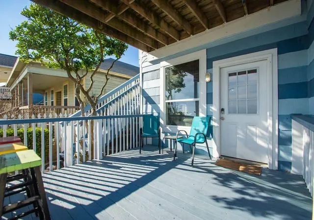 Listing Photo 4 - Condo for sale in building located at 1310th Ave N 1/2, Galveston, TX 77550
