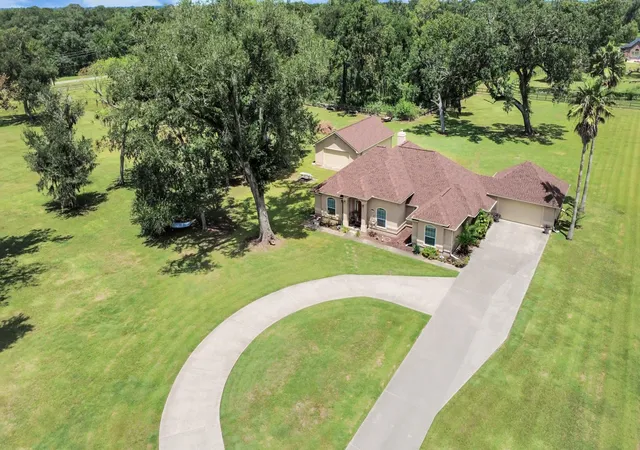 Photo 2 of Single family home for sale at 1102 W Point Dr, Rosharon, TX 77583 | MLS# 40342396 | Listing updated on 2026-09-09