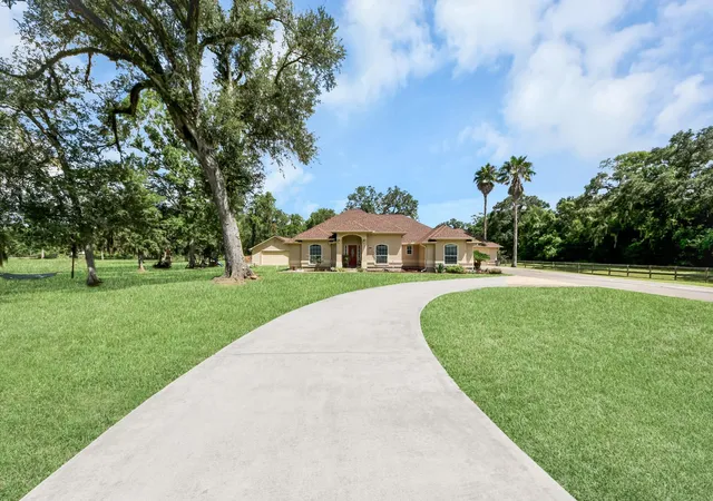 Photo 2 of Single family home for sale at 1102 W Point Dr, Rosharon, TX 77583 | MLS# 40342396 | Listing updated on 2026-09-09