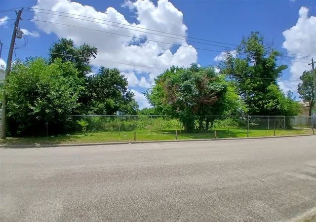 1st image of 0 Lee St, Houston, TX 77026 | MLS# 84905751