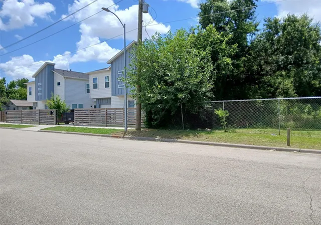 2nd image of 0 Lee St, Houston, TX 77026 | MLS# 84905751