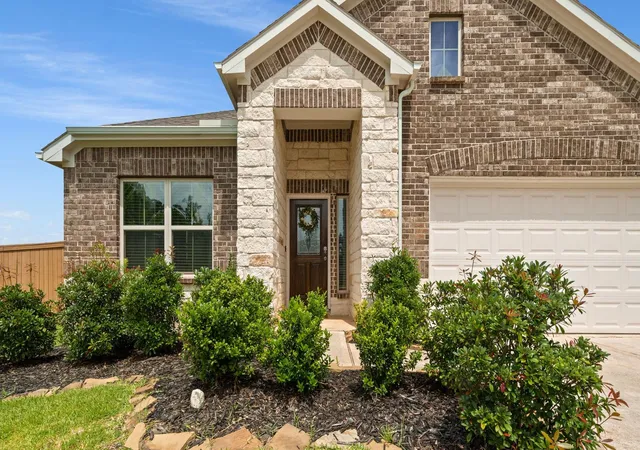 Photo 2 of Single family home for sale at 725 Yellow Birch Ln, Conroe, TX 77304 | MLS# 48306274 | Listing updated on 2026-07-06