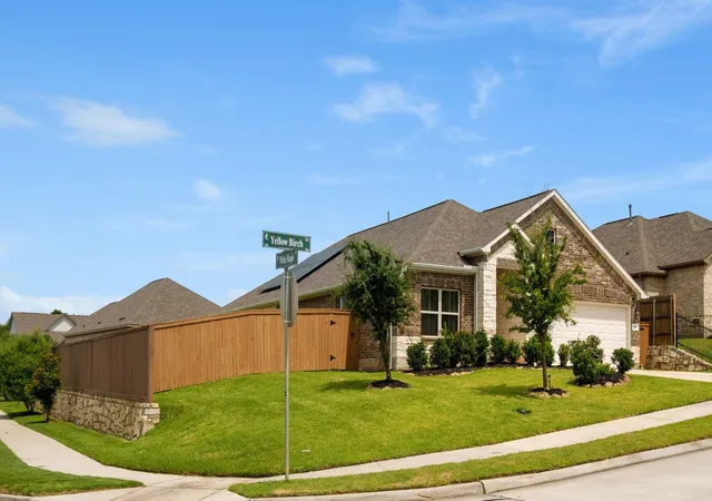 Photo 3 of Single family home for sale at 725 Yellow Birch Ln, Conroe, TX 77304 | MLS# 48306274 | Listing updated on 2026-07-06