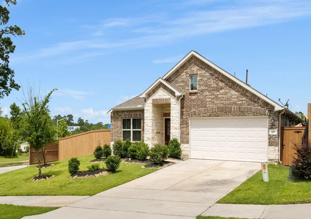 Photo 3 of Single family home for sale at 725 Yellow Birch Ln, Conroe, TX 77304 | MLS# 48306274 | Listing updated on 2026-07-06