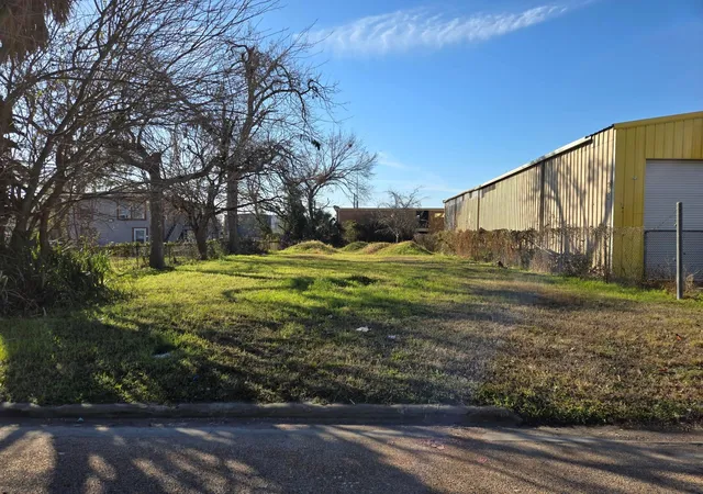 2nd image of 405 Eichwurzel Ln, Houston, TX 77009 | MLS# 70638189