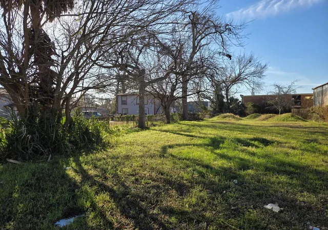 Photo 3 of Land for sale at 405 Eichwurzel Ln, Houston, TX 77009 | MLS# 70638189 | Listing updated on 2026-08-26