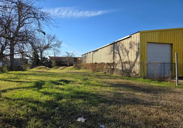 Photo 3 of Land for sale at 405 Eichwurzel Ln, Houston, TX 77009 | MLS# 70638189 | Listing updated on 2026-08-26