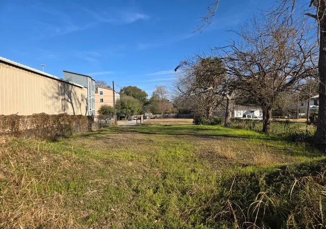 Photo 4 of Land for sale at 405 Eichwurzel Ln, Houston, TX 77009 | MLS# 70638189 | Listing updated on 2026-08-26