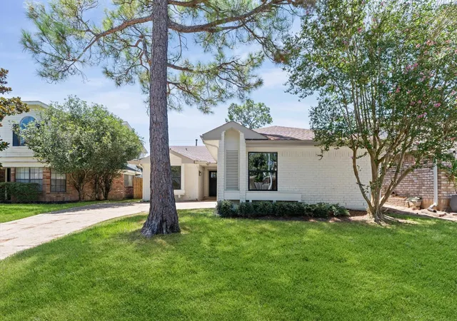 1st image of 12823 Ashford Hills Dr Dr, Houston, TX 77077 | MLS# 52685890