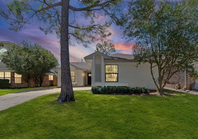 2nd image of 12823 Ashford Hills Dr Dr, Houston, TX 77077 | MLS# 52685890