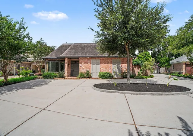 Photo 3 of Sale Pending at 404 Bayou Cvs Ct, Houston, TX 77042 | MLS# 91411135 | Listing updated on 2026-09-05