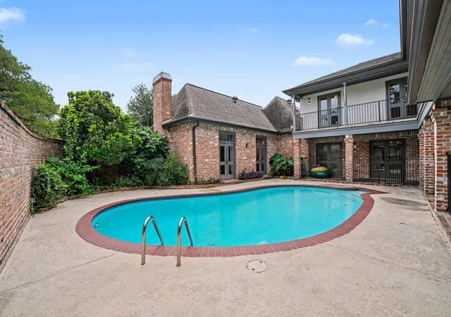 Photo 3 of Sale Pending at 404 Bayou Cvs Ct, Houston, TX 77042 | MLS# 91411135 | Listing updated on 2026-09-05