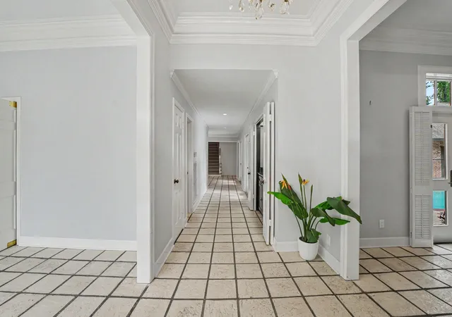 Photo 4 of Sale Pending at 404 Bayou Cvs Ct, Houston, TX 77042 | MLS# 91411135 | Listing updated on 2026-09-05