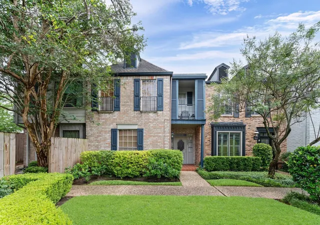 Photo 2 of Townhouse for sale at 3804 Lake St, Houston, TX 77098 | MLS# 48201109 | Listing updated on 2026-09-16