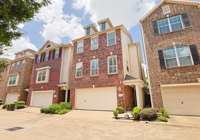 Photo 3 of Single family home for sale at 3414 Skyline Village Dr, Houston, TX 77057 | MLS# 23636317 | Listing updated on 2026-08-22