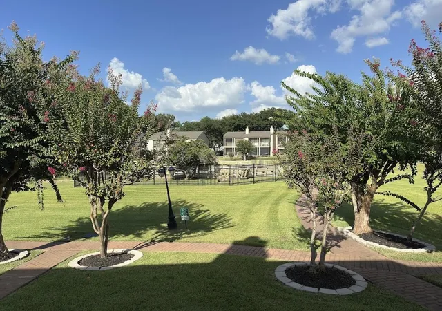 2nd image of 203 Lakeview Ter, Montgomery, TX 77356