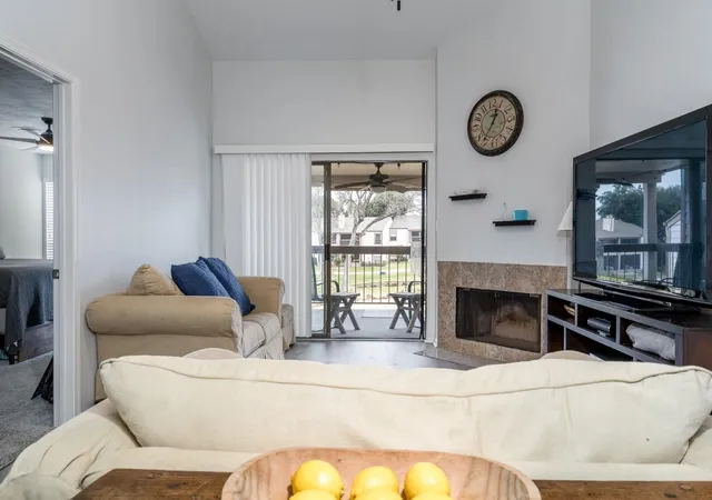 Listing Photo 5 - Condo for sale in building located at 203 Lakeview Ter, Conroe, TX 77356 - Unit #B