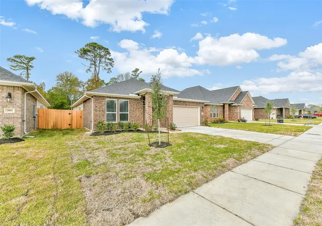 Photo 3 of Single family home for sale at 3915 Sugardale St, Baytown, TX 77521 | MLS# 72428216 | Listing updated on 2026-08-30