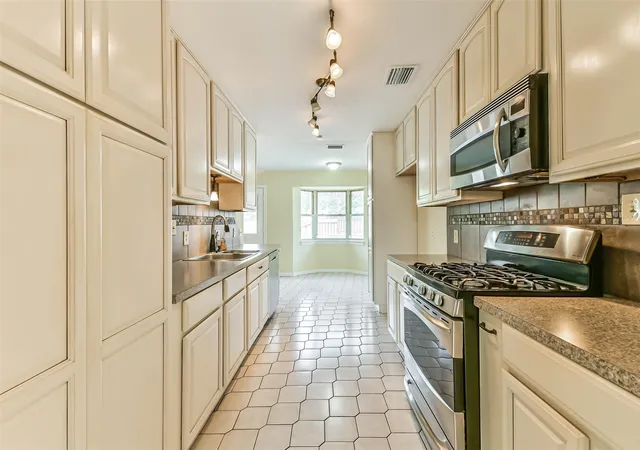5th image of 15723 Firthridge Ct, Webster, TX 77598 | MLS# 57560077