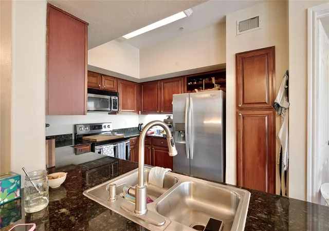 Photo 3 of Condo for sale at 7575 Kirby Dr #1410, Houston, TX 77030 | MLS# 3673029 | Listing updated on 2026-09-04
