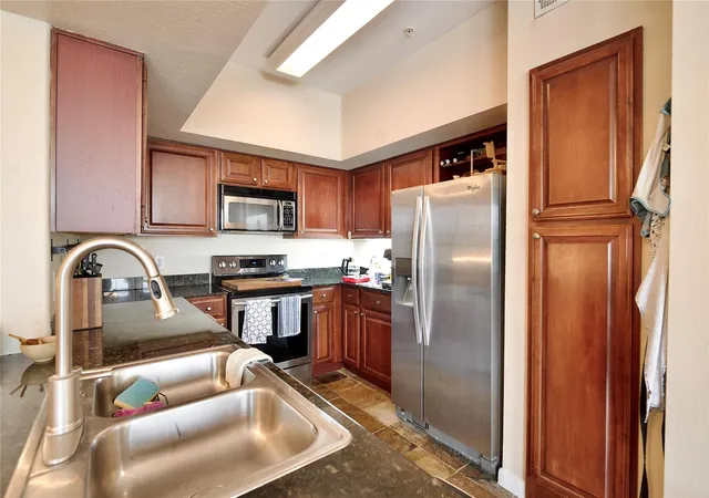 Photo 4 of Condo for sale at 7575 Kirby Dr #1410, Houston, TX 77030 | MLS# 3673029 | Listing updated on 2026-09-04