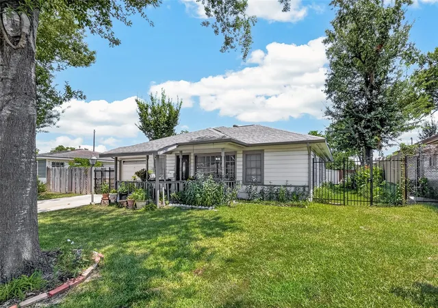 Photo 2 of Single family home for sale at 2926 Robertson St, Houston, TX 77009 | MLS# 18399826 | Listing updated on 2026-08-28