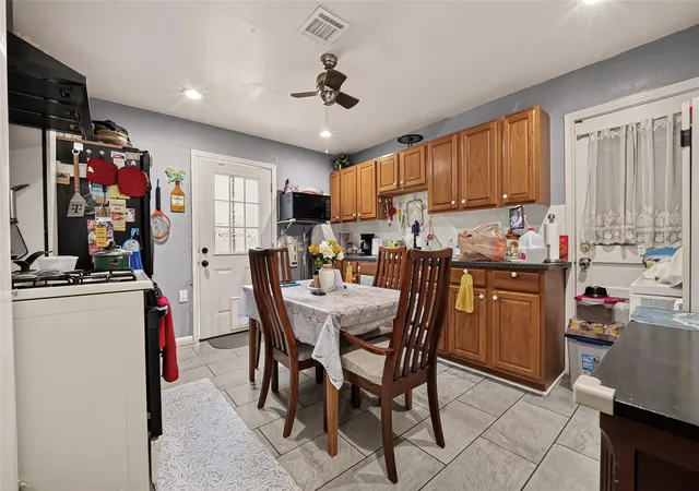Photo 4 of Single family home for sale at 2926 Robertson St, Houston, TX 77009 | MLS# 18399826 | Listing updated on 2026-08-28