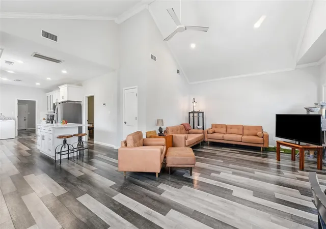 2nd image of 202 E 34th St, Houston, TX 77018 | MLS# 87329125