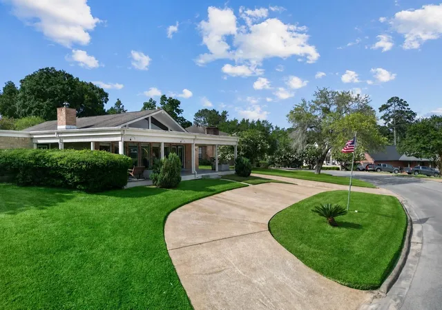 2nd image of 1617 Green Briar Dr, Huntsville, TX 77340 | MLS# 57327270