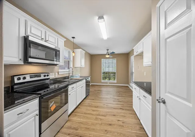 4th image of 4341 Country Club Dr, Dickinson, TX 77539 | MLS# 51782710