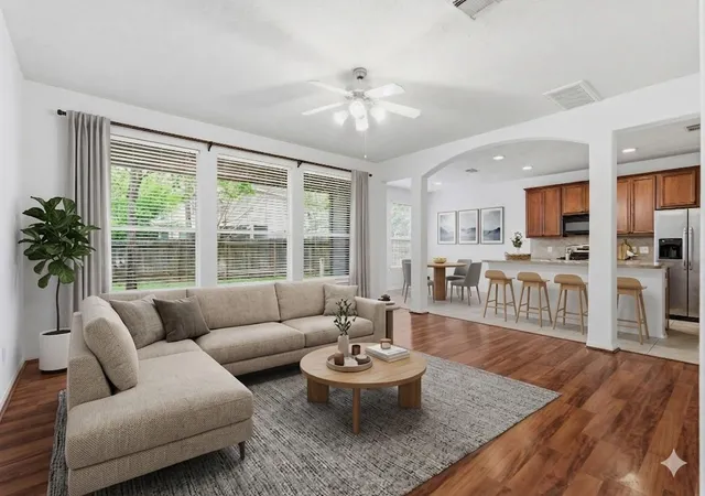 4th image of 19 Aquiline Oaks Pl, The Woodlands, TX 77382 | MLS# 85906524