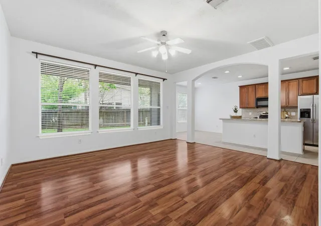 5th image of 19 Aquiline Oaks Pl, The Woodlands, TX 77382 | MLS# 85906524