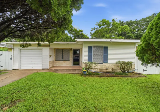 Homes for sale in La Marque, TX | 2113 Glendale St, La Marque, TX 77568 | MLS# 16055733