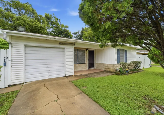 Homes for sale in La Marque, TX | 2113 Glendale St, La Marque, TX 77568 | MLS# 16055733