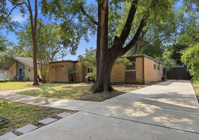 Photo 3 of Single family home for sale at 5515 Braesvalley Dr, Houston, TX 77096 | MLS# 6491302 | Listing updated on 2026-09-16