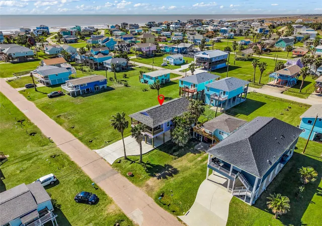 Photo 4 of Single family home for sale at 4028 Surf Dr, Galveston, TX 77554 | MLS# 10947676 | Listing updated on 2026-07-04