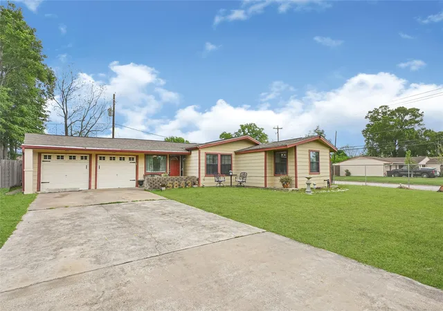 Photo 3 of Single family home for sale at 5843 Kenilwood Dr, Houston, TX 77033 | MLS# 89037821 | Listing updated on 2026-04-20