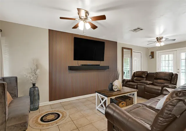 Photo 3 of Single family home for sale at 5843 Kenilwood Dr, Houston, TX 77033 | MLS# 89037821 | Listing updated on 2026-04-20