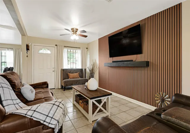 Photo 4 of Single family home for sale at 5843 Kenilwood Dr, Houston, TX 77033 | MLS# 89037821 | Listing updated on 2026-04-20