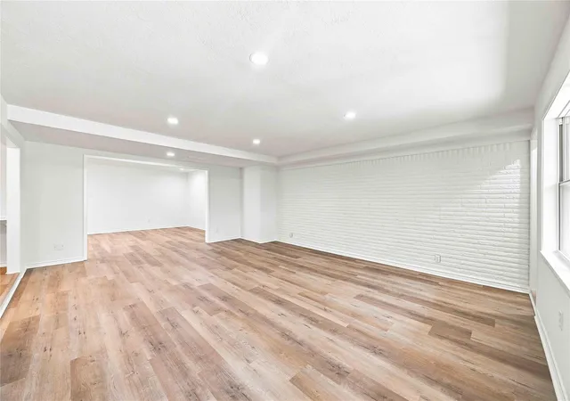 5th image of 6215 Queensloch Dr, Houston, TX 77096 | MLS# 86067992