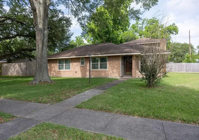 Photo 3 of Single family home for sale at 502 Lakeland Dr, Humble, TX 77338 | MLS# 76088897 | Listing updated on 2026-09-19
