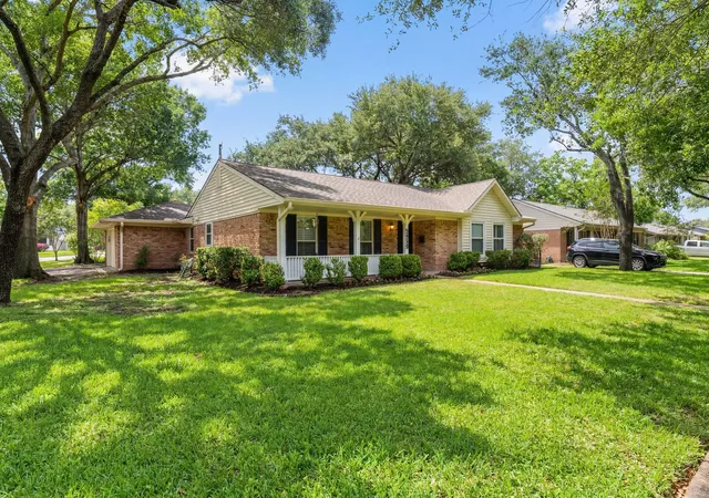 Photo 2 of Single family home for sale at 5658 Cartagena St, Houston, TX 77035 | MLS# 77960988 | Listing updated on 2026-09-13
