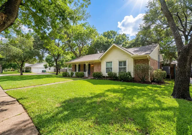 Photo 3 of Single family home for sale at 5658 Cartagena St, Houston, TX 77035 | MLS# 77960988 | Listing updated on 2026-09-13